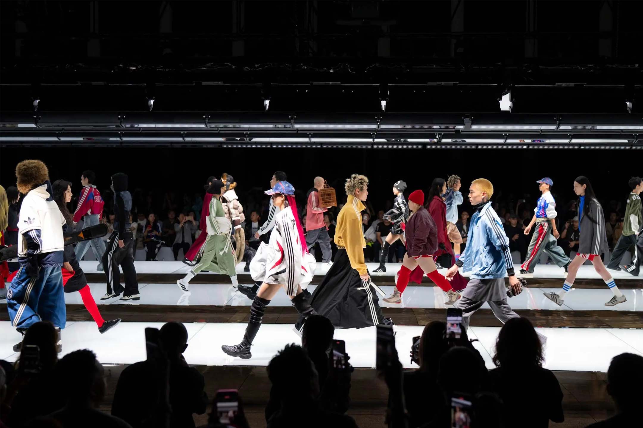 중국 상하이 크리에이티브 센터가 준비한 2025년에 열린 상하이 패션 위크 런웨이 모습