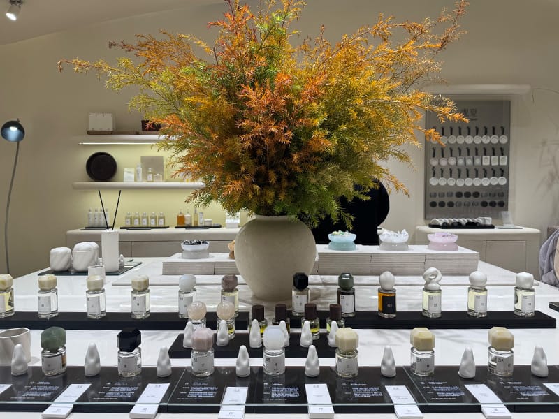 중국 로컬 향수 브랜드 관샤(tosummer)의 베이징 산리툰 지점 매장 내부 향수 라인업