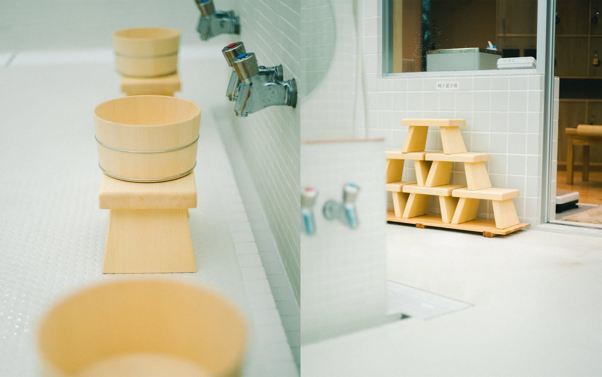 고스기유 하라주쿠의 내부 욕탕 속 나무 의자와 스툴, 나무 바구니 사진