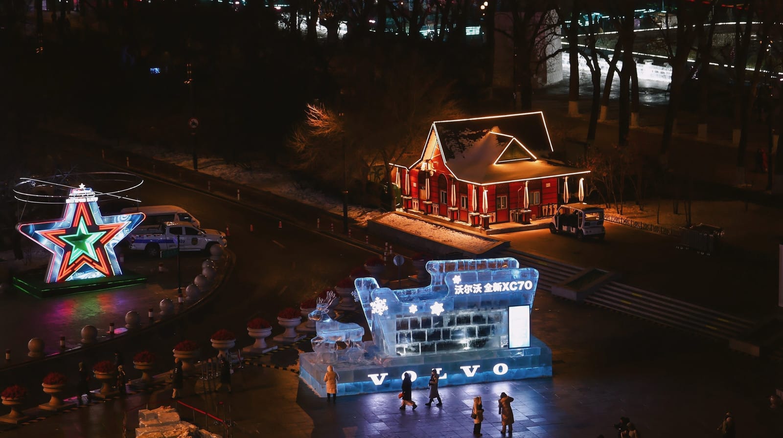볼보 XC70이 하얼빈 전문대가에 얼음 안에 갇힌 채 놓여있는 야경