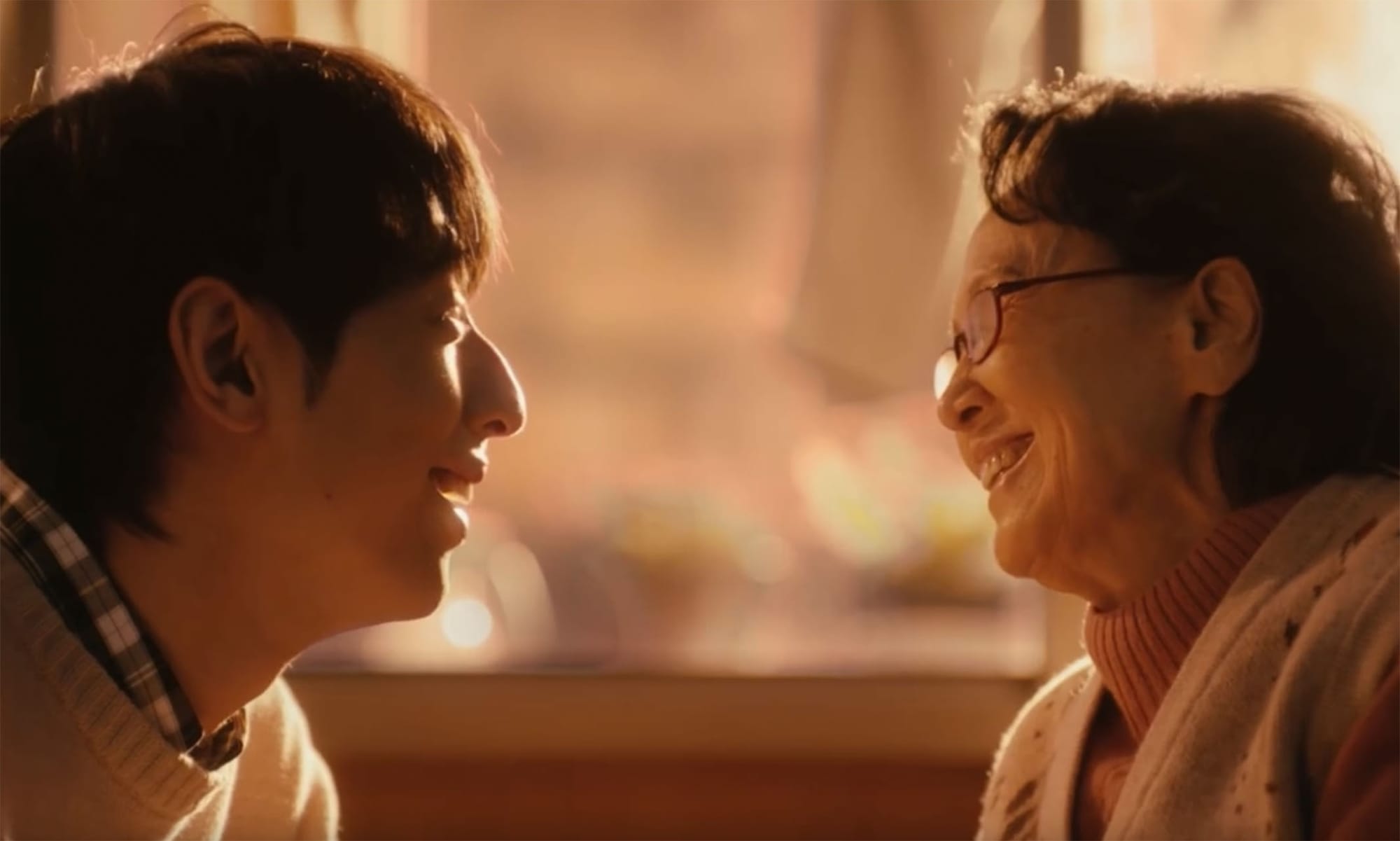 메이투안 와이마이(美团外卖) 광고 영상 속 할머니와 손자가 마주보고 웃고 있는 한 장면. 