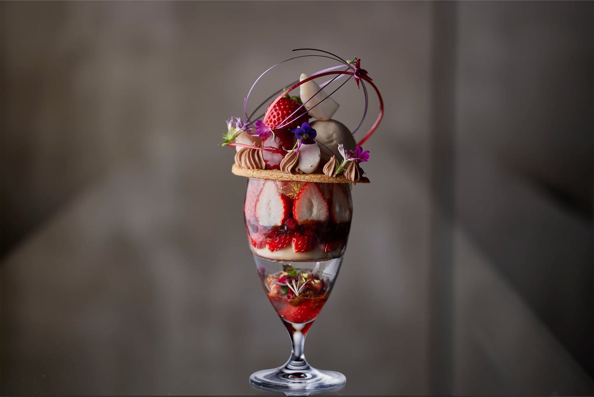 파티스리 아사코 이와야나기(パティスリィ アサコ イワヤナギ)의 파르페. 예술작품처럼 층층이 재료들이 쌓여있다. 