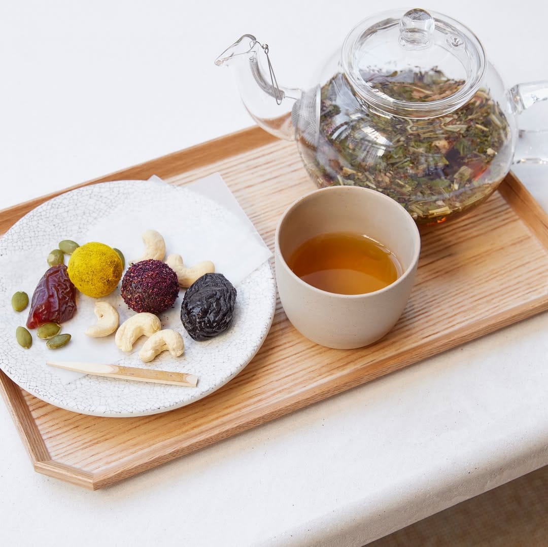 요코하마에 위치한 시세이도 뷰티 진단 랩이 솔루션으로 제공하는 다과