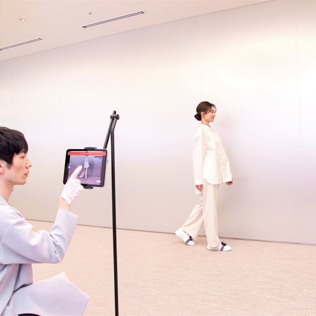 시세이도 뷰티 진단 랩에서 '미의 검진' 서비스 중 걸음걸이 검사를 하는 모습 