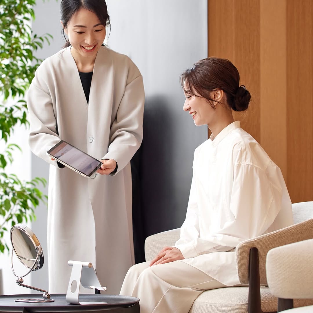 요코하마에 위치한 시세이도 뷰티 진단 랩에서 결과를 경청하는 고객과 전문 직원