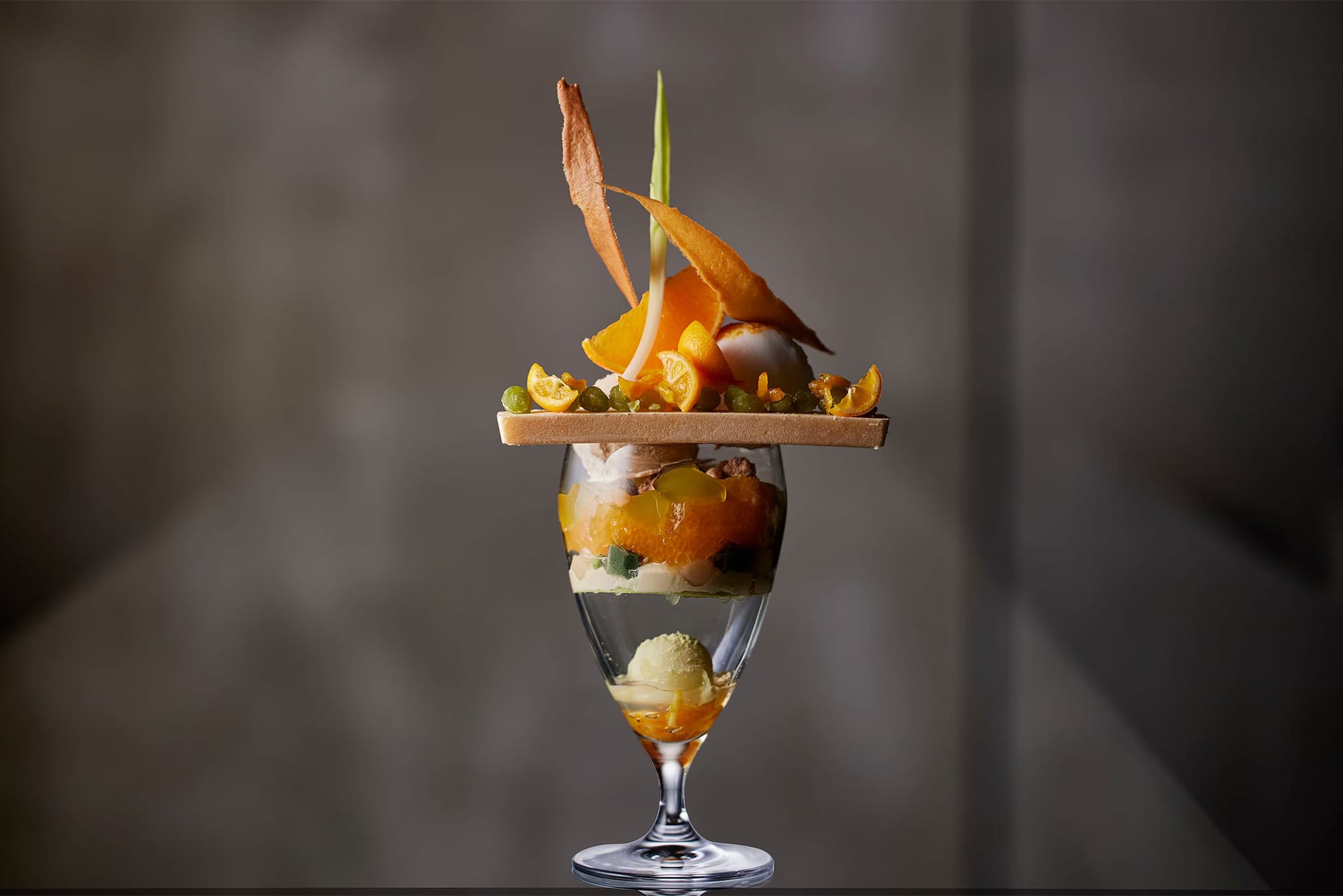 파티스리 아사코 이와야나기(パティスリィ アサコ イワヤナギ)의 파르페. 예술작품처럼 층층이 재료들이 쌓여있다. 과일들이 많다.