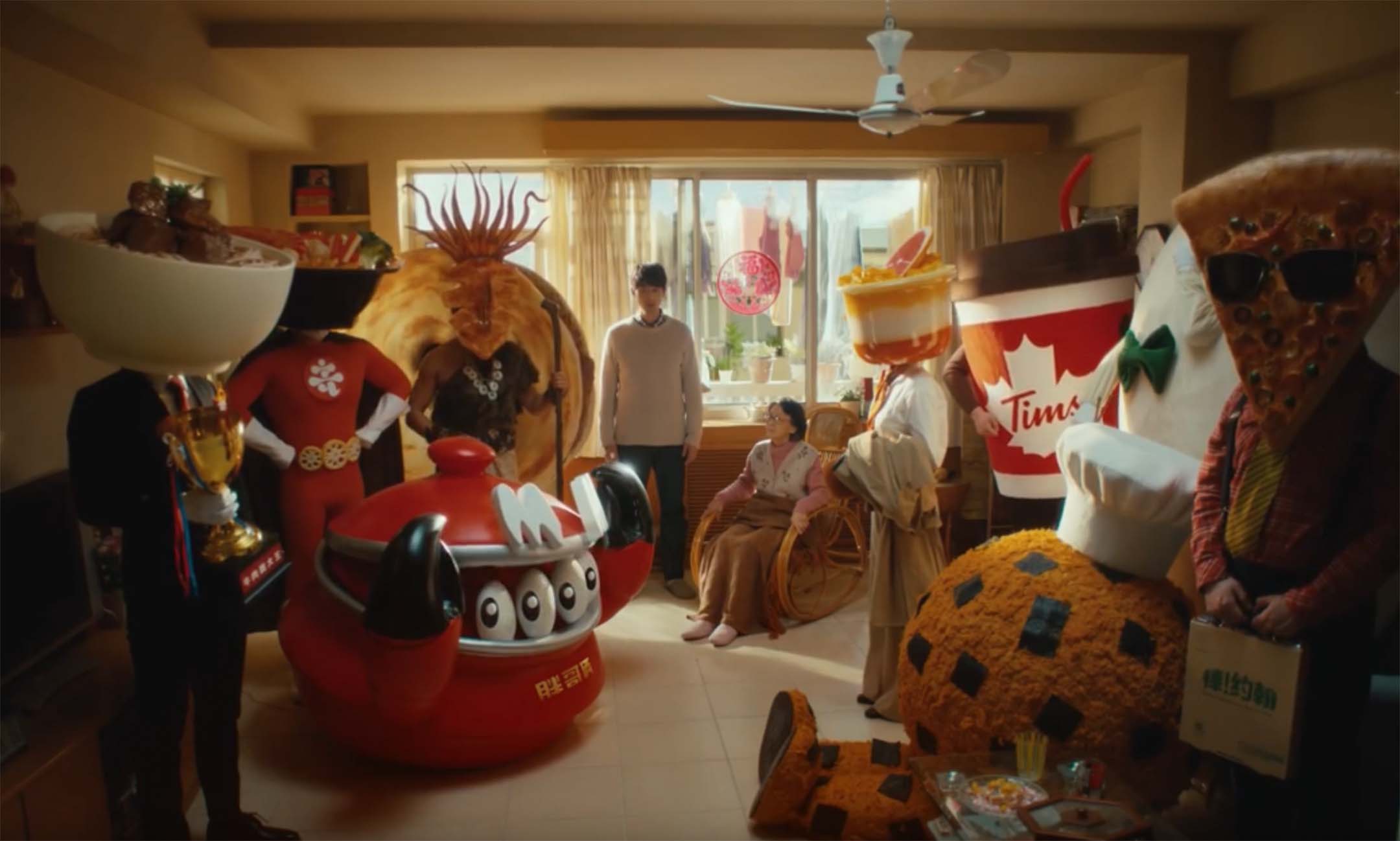 메이투안 와이마이(美团外卖) 음식 배달 서비스 속 외식 브랜드들의 캐릭터와 손자, 할머니가 한 방에 모인 모습.