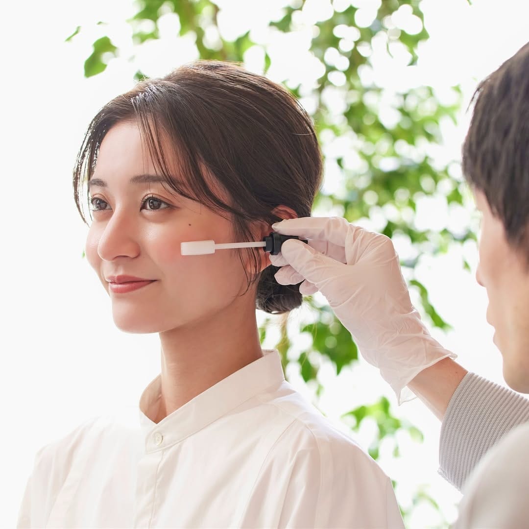 요코하마에 위치한 시세이도 뷰티 진단 랩에서 피부 각질을 채취하는 모습