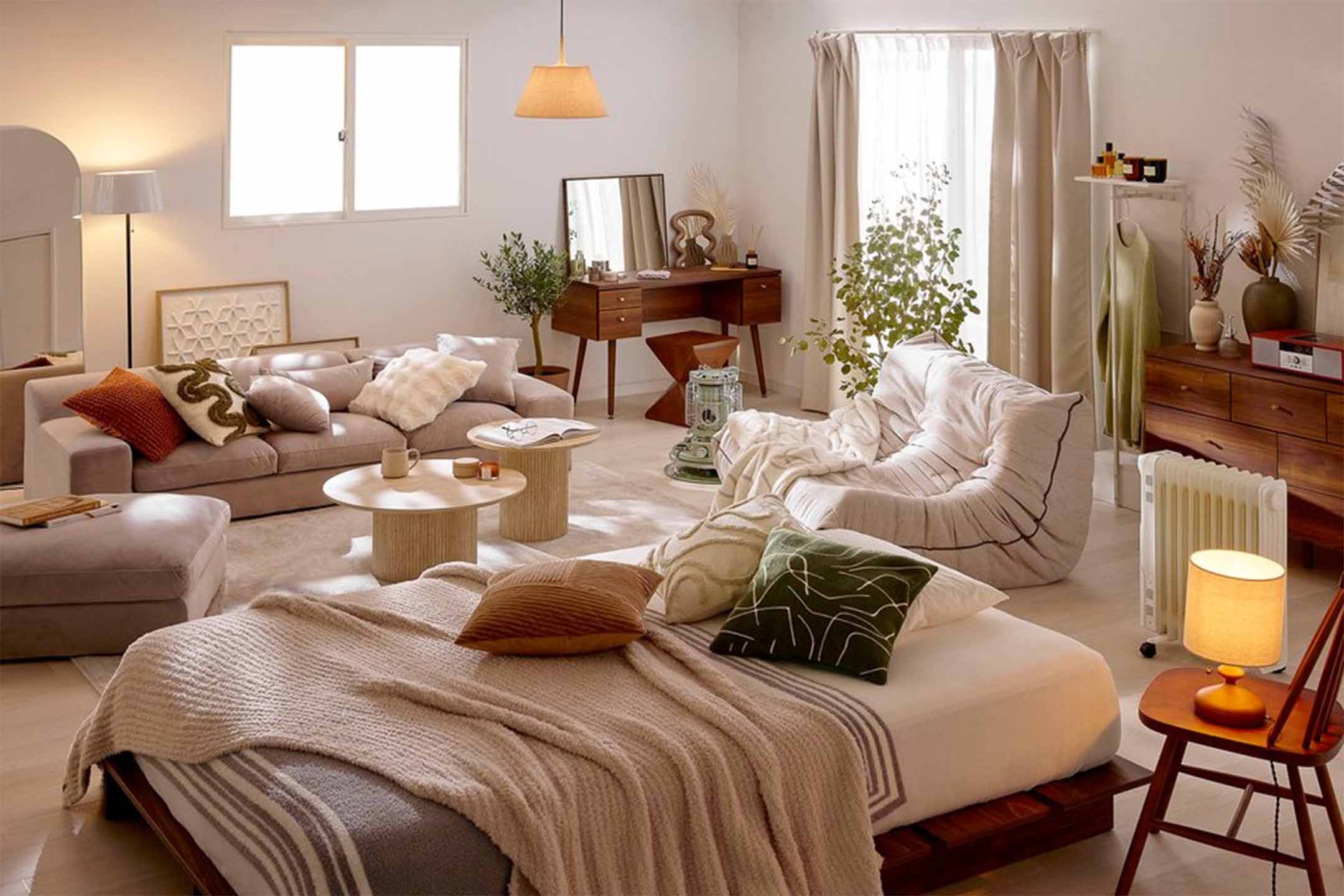 로우야(LOWYA)가 공간을 코디한 모습. 방안에 가구들이 모델룸처럼 꾸며져 있다.