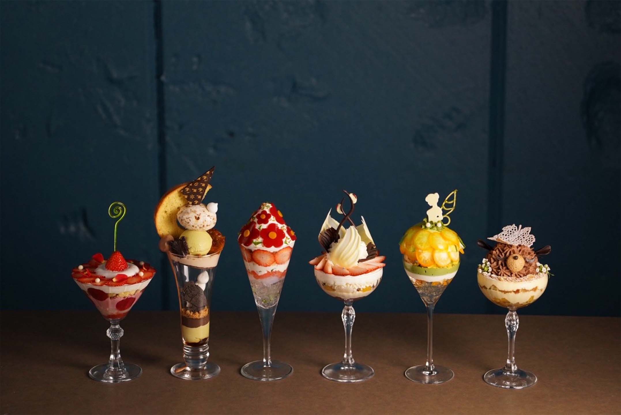 파르페 전문점 Parfaiteria PaL의 파르페 메뉴 6종의 모습. 크기도, 디자인도, 모양도 제각각이다.