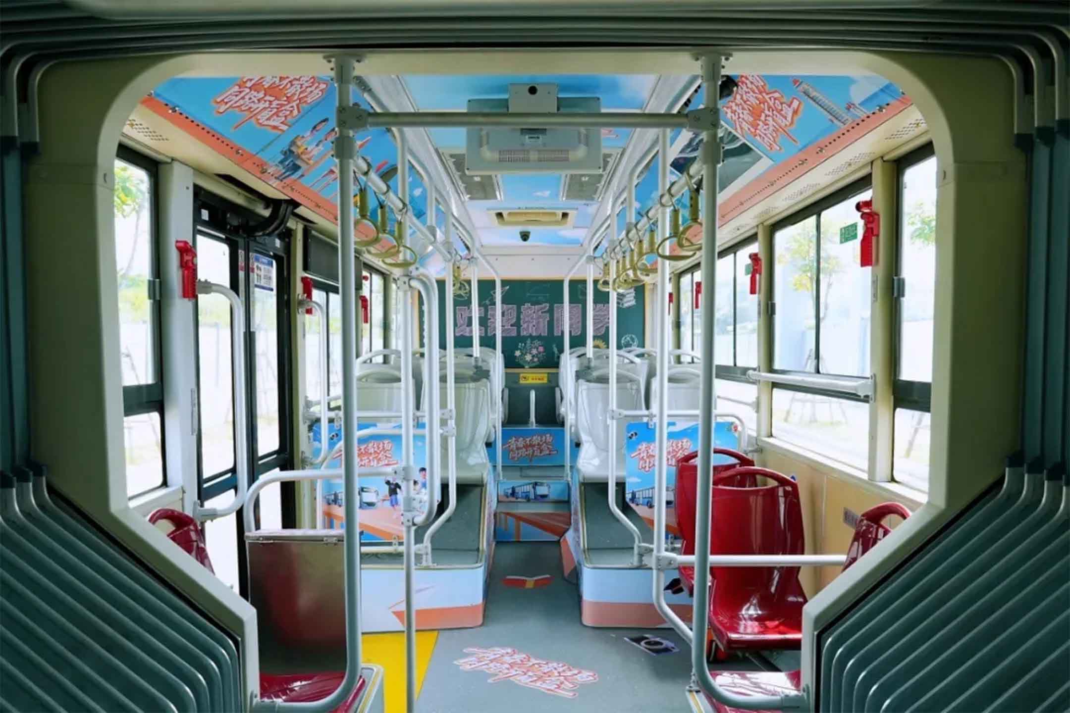 샤먼 간선 급행 버스 BRT가 개통 17주년을 맞아 내부 인테리어를 청춘열차로 꾸며둔 모습