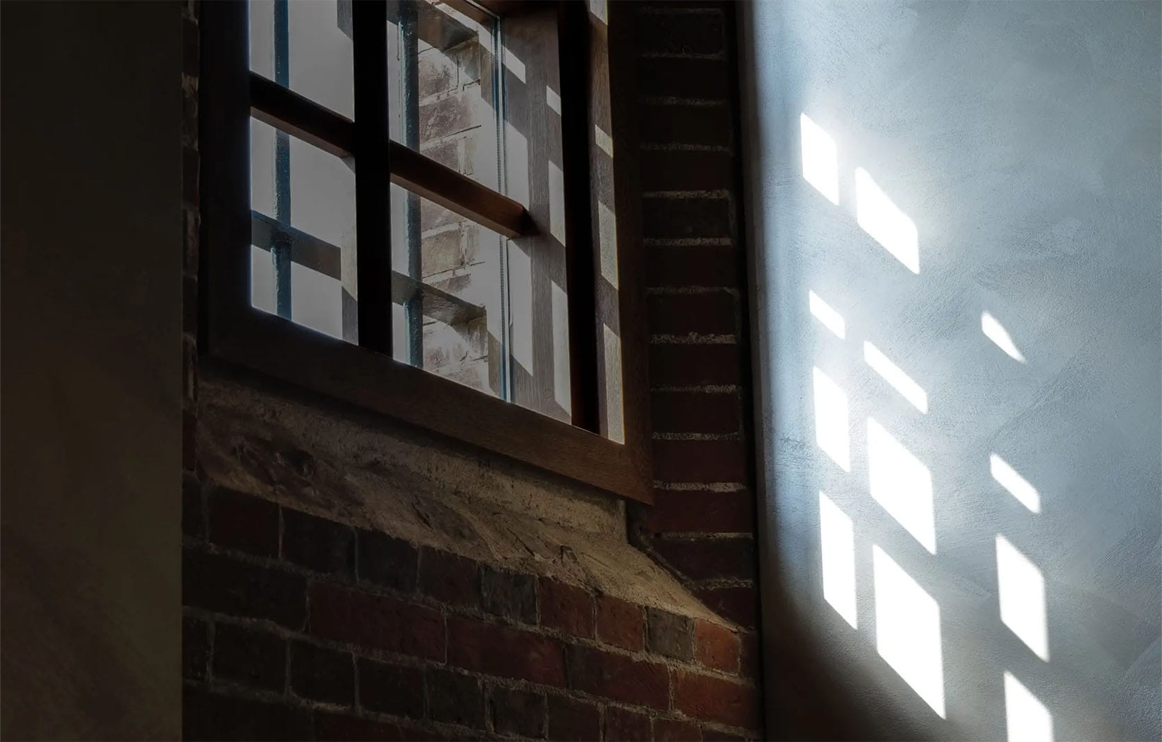 '호시노야 나라 감옥 호텔'의 객실에 쇠창살 사이로 햇빛이 쏟아져 들어오는 모습.