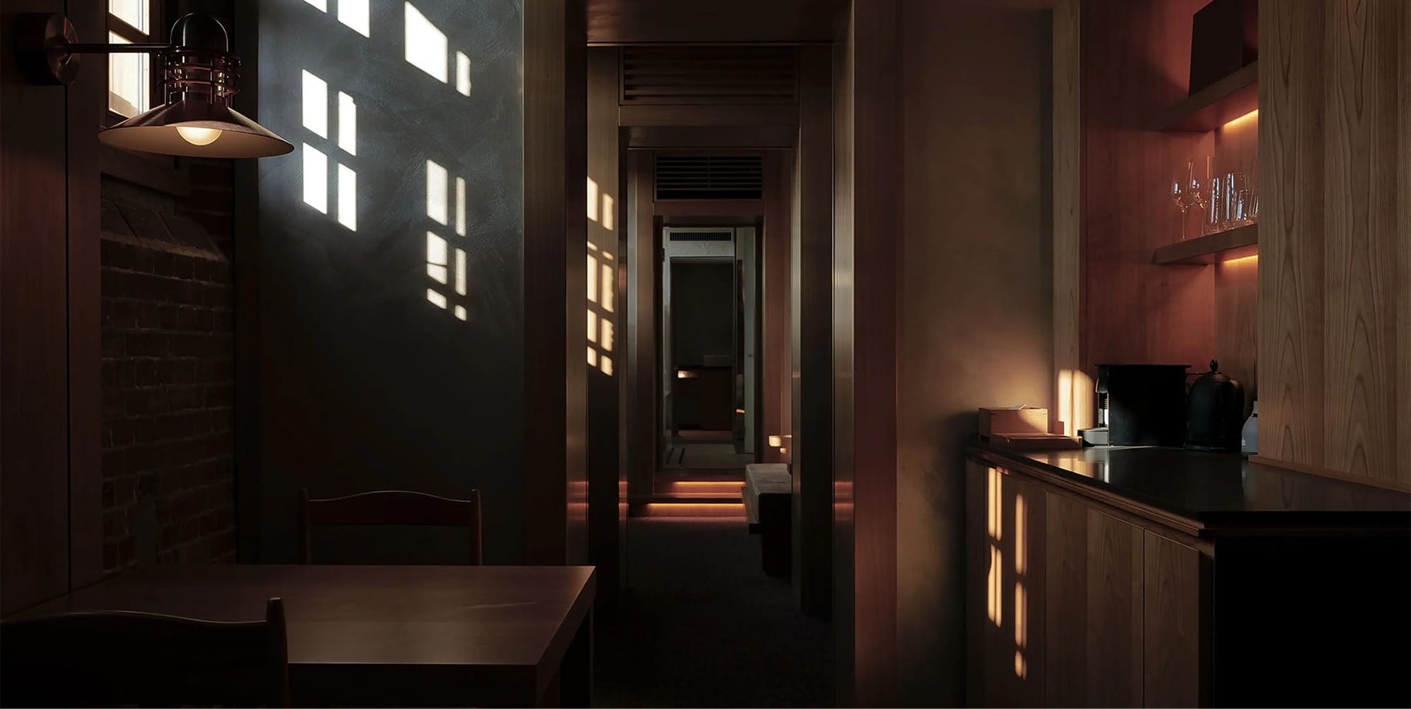 '호시노야 나라 감옥 호텔'의 객실 모습. 독방을 이어 연결한 구조라 세로로 긴 형태이다. 복도를 통해 방을 오가는 구조.