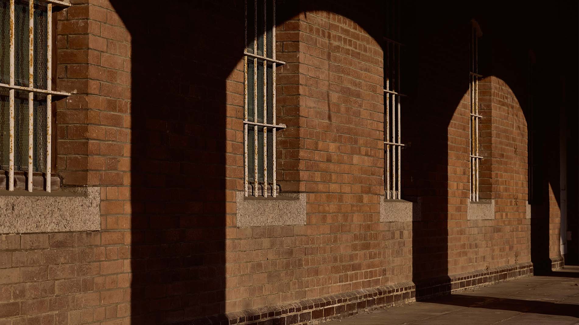 '호시노야 나라 감옥 호텔' 외관 붉은 벽돌과 쇠창살. 과거 나라 감옥의 모습 그대로다.