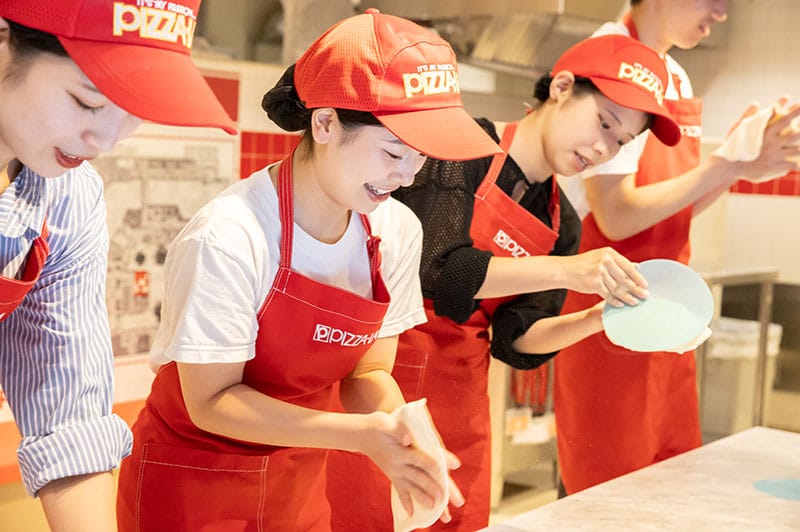 일본 키자니아가 진행하는 ‘어른의 키자니아(大人のキッザニア)’ 사진. 어른들이 피자 가게에서 일하고 있다.