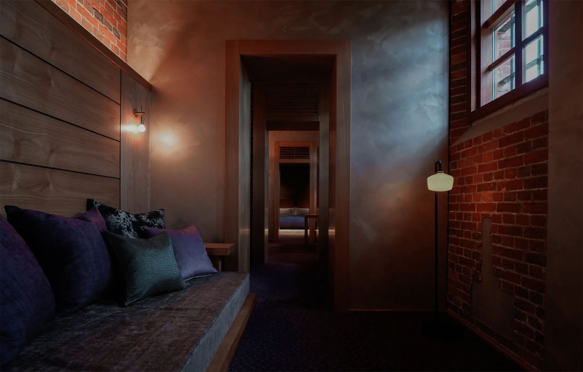 '호시노야 나라 감옥 호텔'의 객실. 방마다 기능이 따로 있고 창문을 통해 빛이 들어온다. 