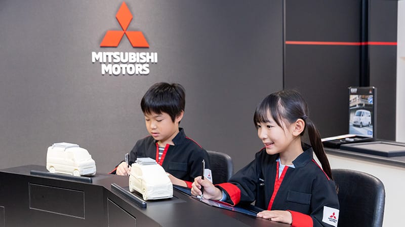 일본 키자니아에서 아이들이 미츠비시 모터스의 디자이너가 되어 컨셉카를 디자인하는 모습