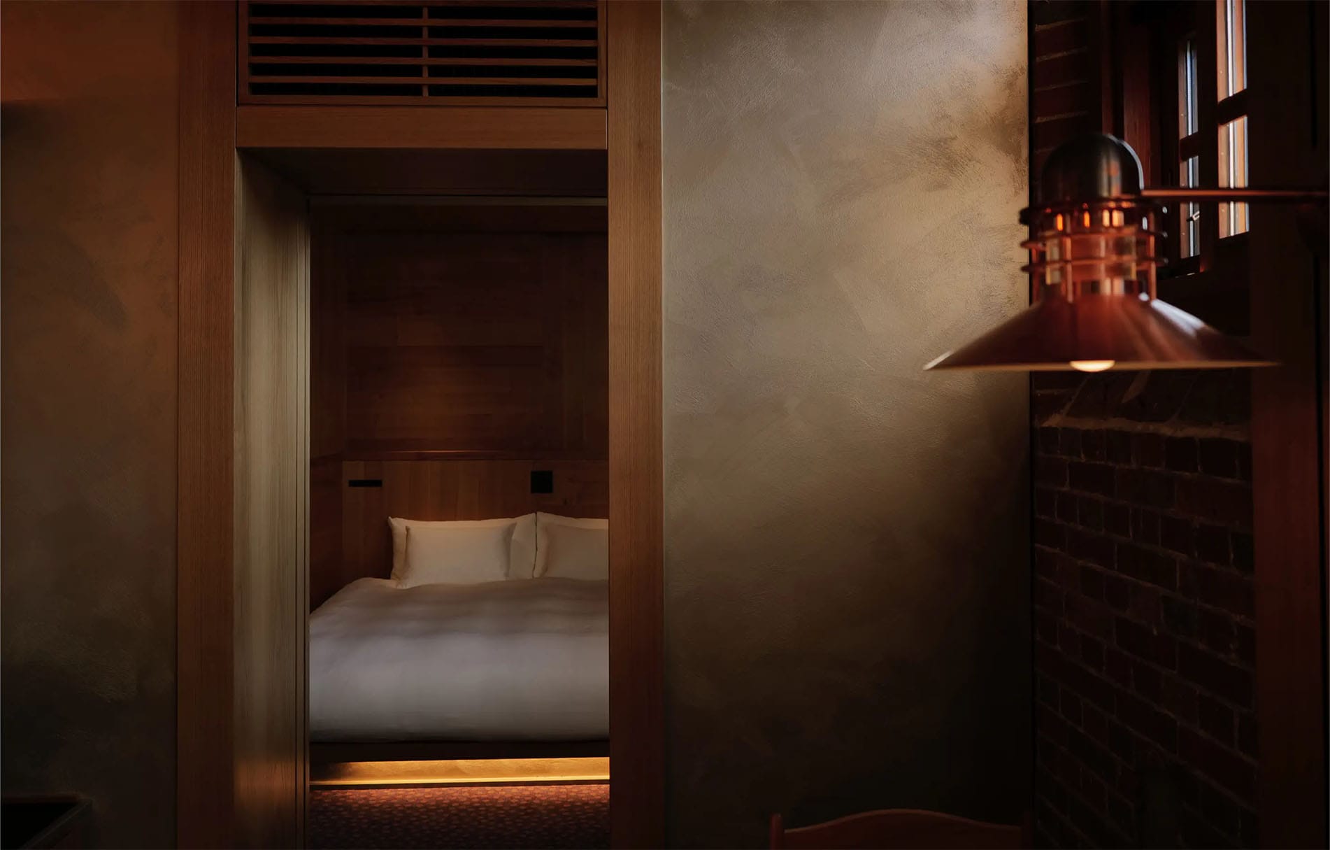 '호시노야 나라 감옥 호텔'의 객실. 감옥의 원형은 살리지만 목재를 덧대 부드러운 느낌.
