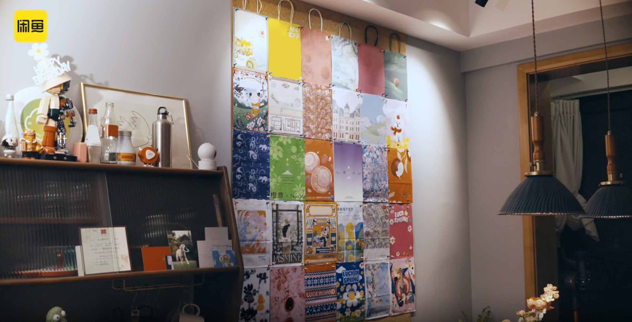 중국판 중고거래 플랫폼 알리바바 산하 셴위(闲鱼)의 광고. 누군가 쇼핑백들을 잔뜩 모아 벽지로 만들었다.