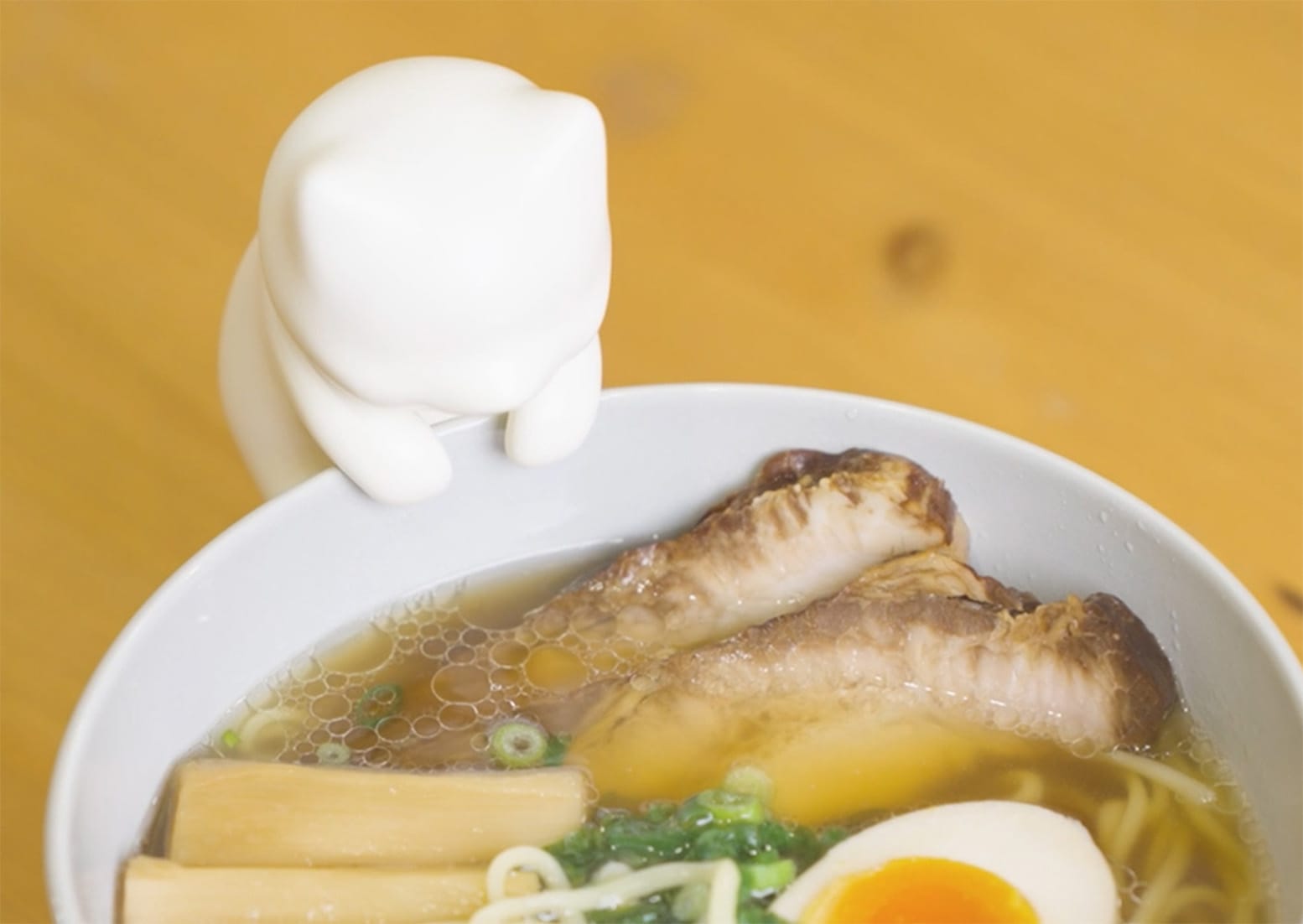 유카이 공학(Yukai Engineering)이 출시한 로봇 '네코지타 후후(猫舌ふーふー)'. 뜨거운 라멘에 바람을 불어 식혀주고 있다.