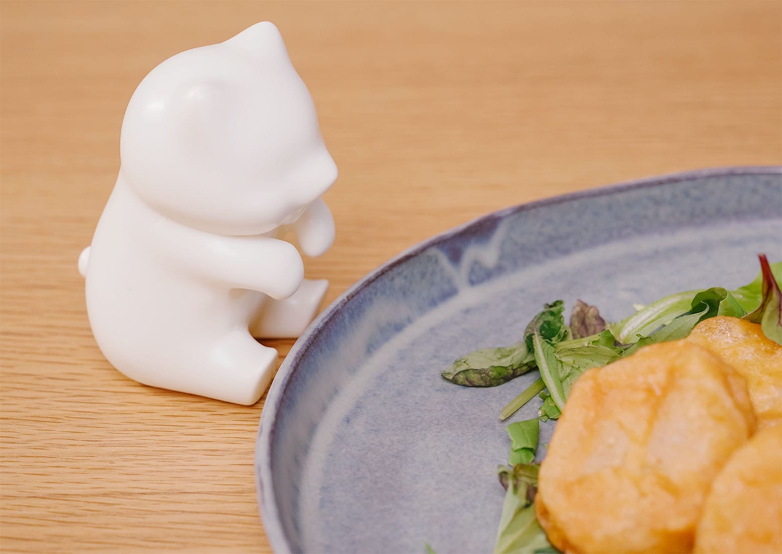 유카이 공학(Yukai Engineering)이 출시한 로봇 '네코지타 후후(猫舌ふーふー)'. 식탁에 앉아 음식을 식히고 있다. 