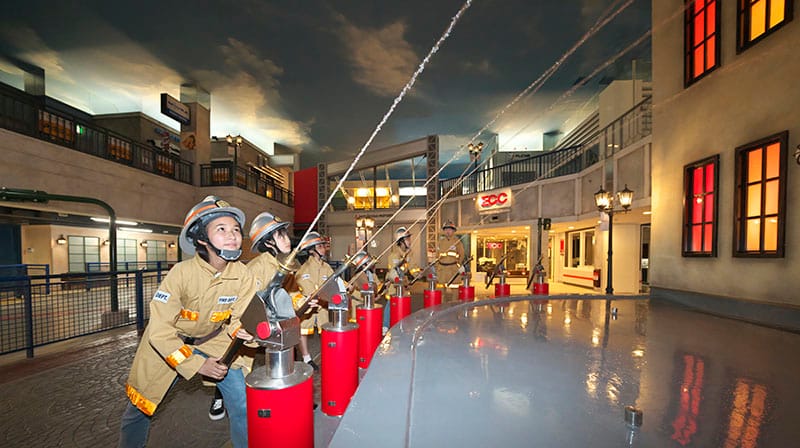 일본 키자니아에서 아이들이 소방관 체험을 하고 있는 모습.