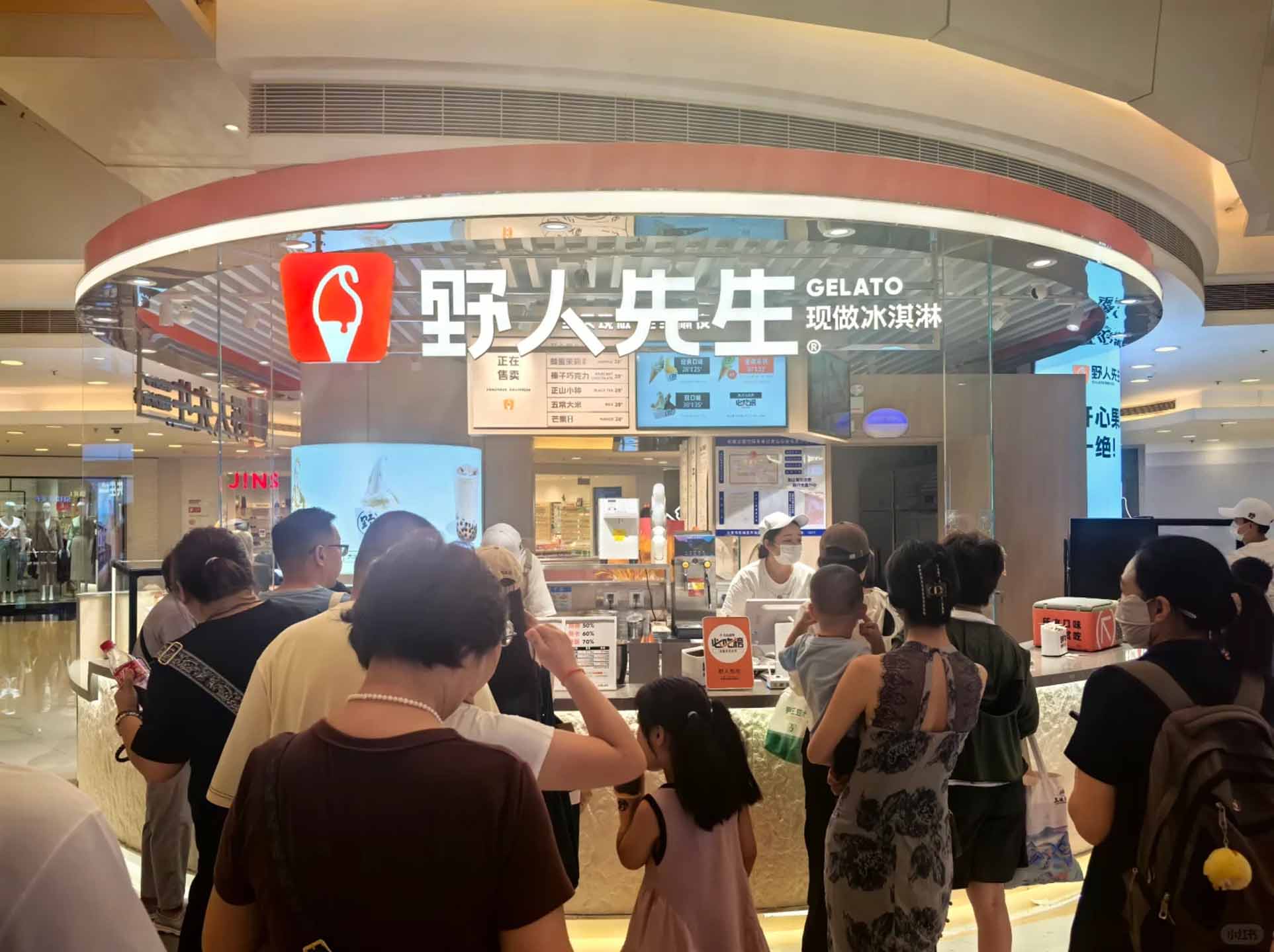 쇼핑몰에 입점한 중국 젤라또 브랜드 야인선생(野人先生, 예런시앤셩)의 매장. 사람들이 대거 줄을 서서 대기 중이다.