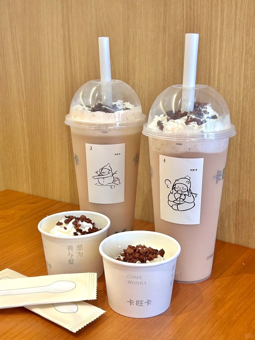 중국 밀크티 브랜드 카왕카(come wonka)가 토핑 컵에 무료로 크림을 잔뜩 넣어 음료와 함꼐 제공한 모습.