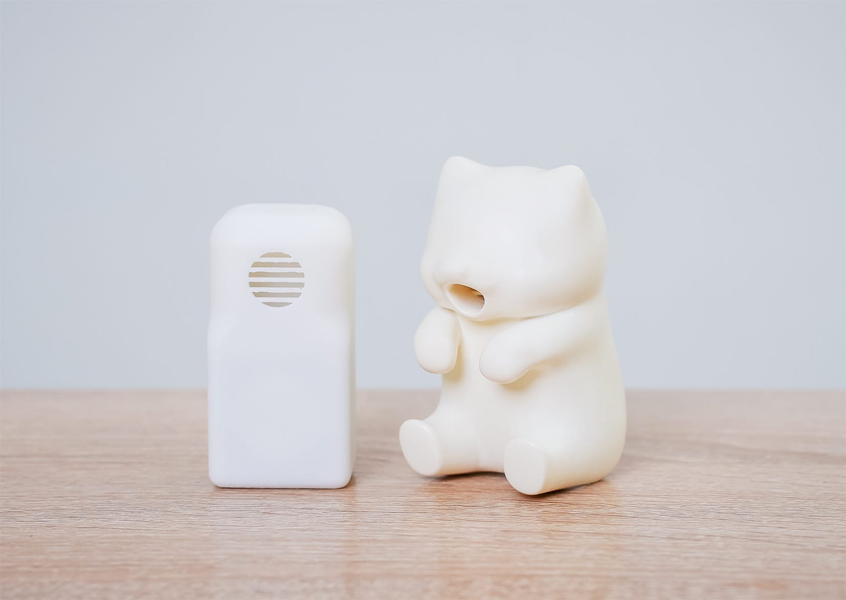 유카이 공학(Yukai Engineering)이 출시한 로봇 '네코지타 후후(猫舌ふーふー)'의 모습과 내부에 든 팬 모습.