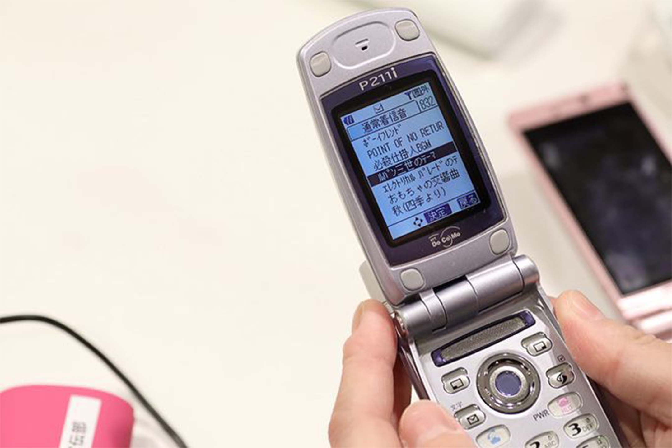 KDDI가 진행하는 ‘추억의 휴대폰 다시 켜기(おもいでケータイ再起動)' 이벤트에서 복구된 피처폰 모습. 이용자가 예전 벨소리를 고르고 있다.