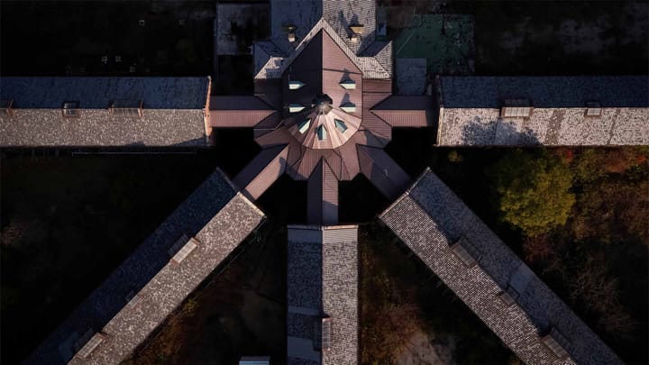 '호시노야 나라 감옥 호텔'을 위에서 찍은 모습. 중앙 시설에서 5개 동이 뻗어나가는 방사형 구조이다. 