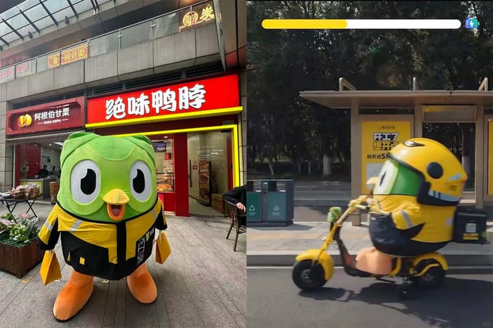 듀오링고의 마스코트 ‘두어(多儿)’가 메이퇀 배달 기사로 취직한 모습. 두어 캐릭터가 노란 조끼를 입고 한창 배달중이다.